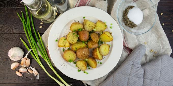 Gebackene junge Kartoffeln mit Salz und Essig