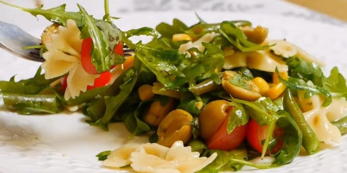 Lean-Salat mit Nudeln, grünen Bohnen, Oliven und grüner Sauce