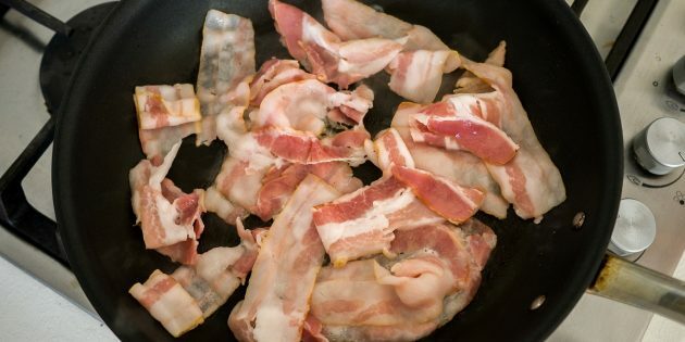 Eiermuffins: Bacon anbraten, bis eine schöne braun-rote Kruste entsteht