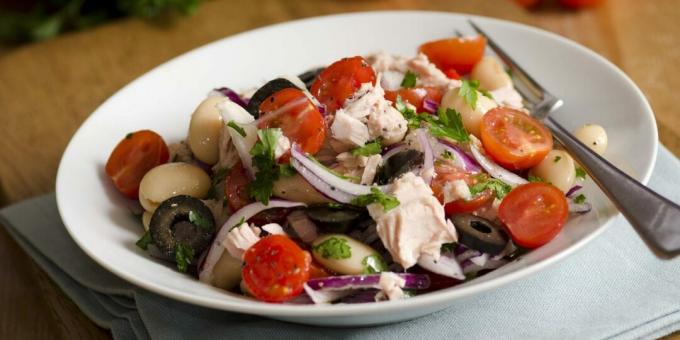 Salat mit Thunfisch, Tomaten und Bohnen