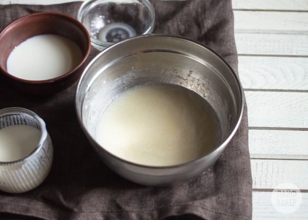 Kefir Donuts: Kombinieren Sie trockene und flüssige Zutaten