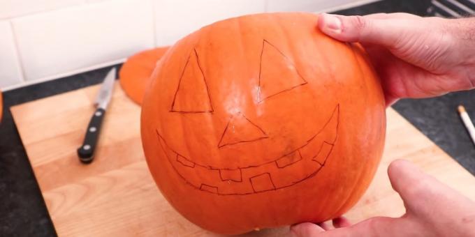 Halloween-Kürbis mit seinen eigenen Händen: ein Gesicht ziehen