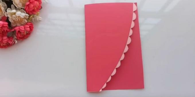 Geburtstagskarte mit Ihren eigenen Händen: Schneiden Sie das Blatt rosa Papier in der Mitte quer
