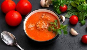 Tomatensuppe mit Reis und Fleischbällchen