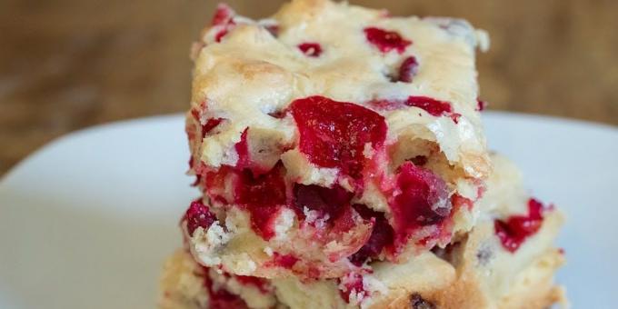 Kuchen mit Preiselbeeren und weißer Schokolade