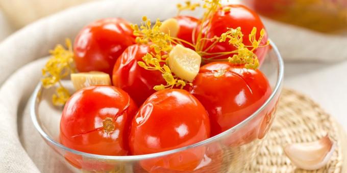 Wie Tomaten, Knoblauch, Meerrettich und Senf Körner beizen