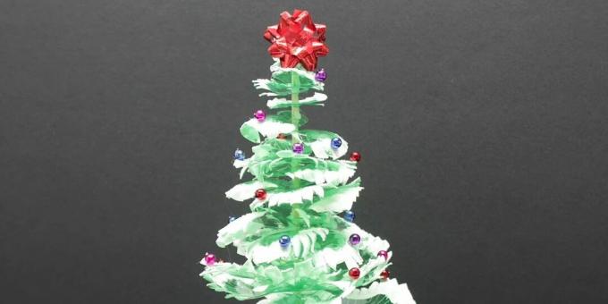 Wie man mit eigenen Händen aus Plastikflaschen einen Weihnachtsbaum macht