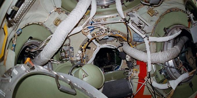 Innenraum des Andockfachs der Mir-Orbitalstation