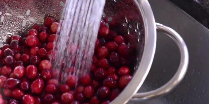 Spülen Sie die Beeren der Cranberry-Saft