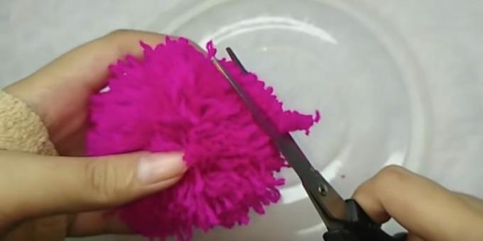 Fangen Sie an, Ihren Pompon zu trimmen