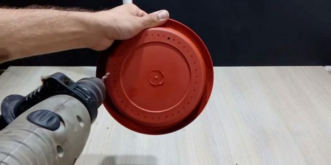 So bauen Sie einen DIY-Brunnen: Löcher in eine Platte bohren