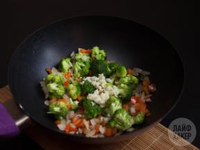 Reis rühren braten Gemüse: Wie ein preiswertes Abendessen kochen