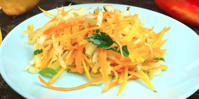 Wie man einen Salat mit Kürbis, Kohl, Karotten, Paprika und Apfel vorzubereiten