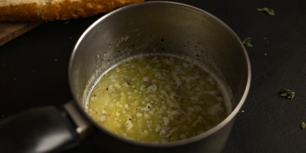 So machen Sie Knoblauch-Käse-Croutons: Schmelzen Sie die Butter mit gehacktem Knoblauch und frischen Kräutern
