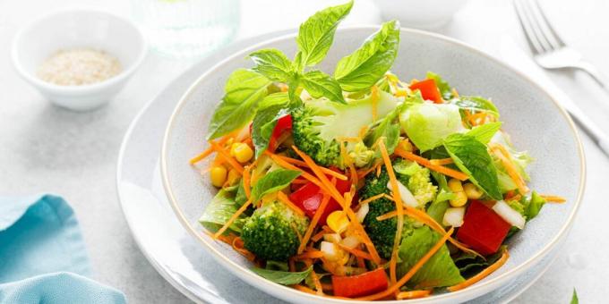 Salat mit Paprika, Karotten und Brokkoli