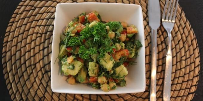 Lean-Salat mit Kichererbsen, Avocado, Paprika und Kräutern