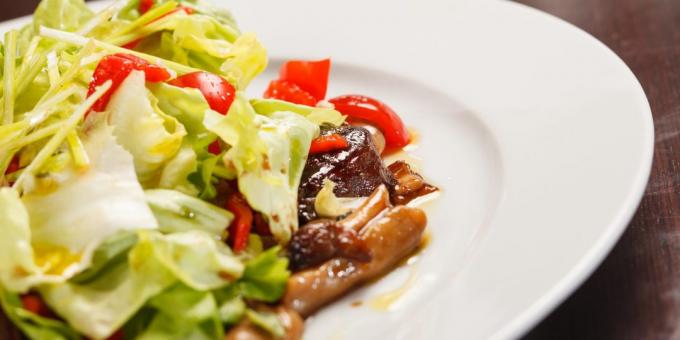 Wie man einen Salat mit Rindfleisch und Pilzen vorzubereiten