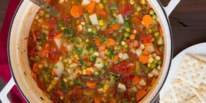 Gemüsesuppen: Suppe mit Karotten, Mais, Erbsen und grünen Bohnen
