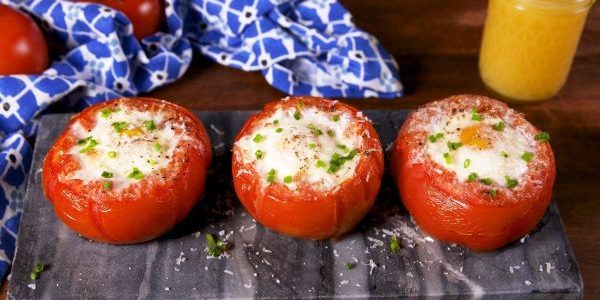 Gebackene Eier in den Korb von Tomaten: Wie Eier in den Ofen kochen