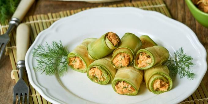 Zucchiniröllchen mit Käse, Karotten und Eiern