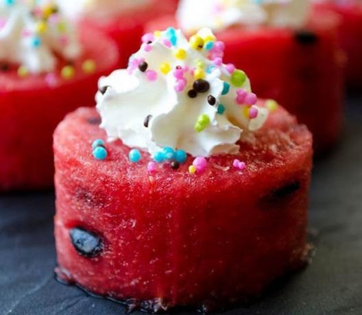 Gerichte aus Wassermelone. Cupcakes
