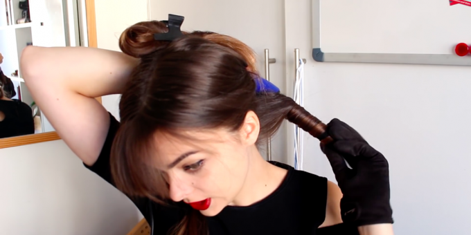 Frisuren mit Pony: Wickeln Sie Ihre Haare auf einem Lockenstab