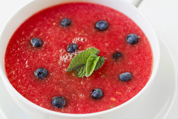 Wassermelone-Suppe mit Basilikum