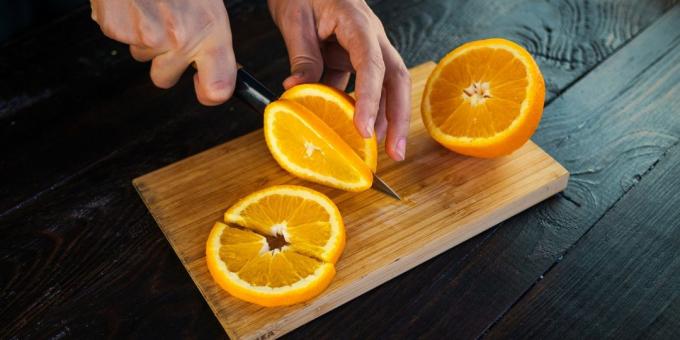 Marmelade aus Aprikosen und Orangen: Orangen schneiden