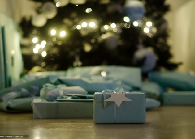 Dekorieren Sie einen Weihnachtsbaum: Geschenke
