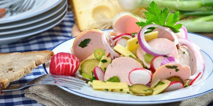 Salat mit Rettich, Wurst und Gurken