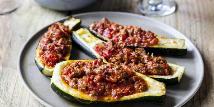 Mit Lammfleisch gefüllte Zucchini