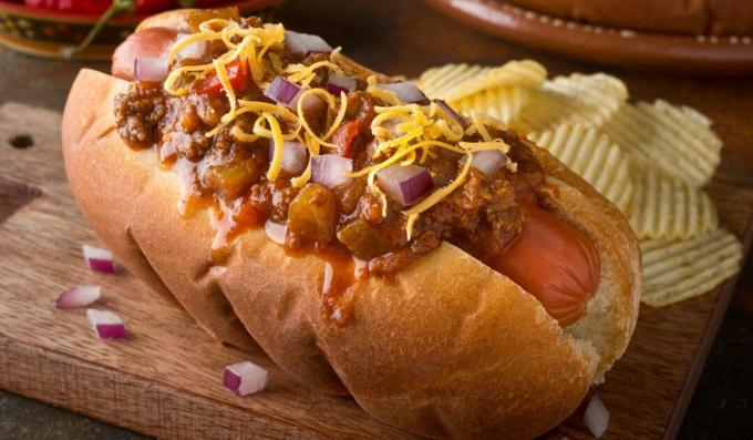 Hot Dogs mit würziger Rindfleischsauce