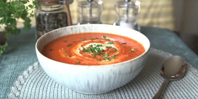 Tomatensuppe mit Blumenkohl, Paprika, Zwiebel und Knoblauch: einfaches Rezept