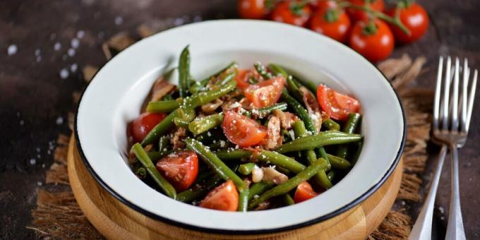 Salat mit grünen Bohnen, Kirschtomaten und Speck
