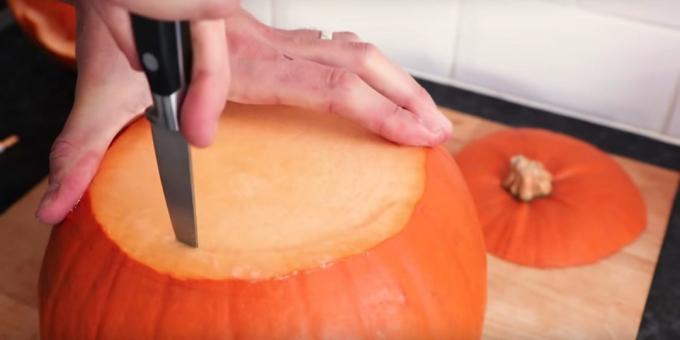 Wie man einen Kürbis für Halloween mit seinen eigenen Händen schneiden: Schneiden Sie das Fleisch