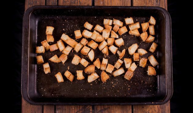 So machen Sie Käsefondue: Trocknen Sie Ihr Brot im Ofen