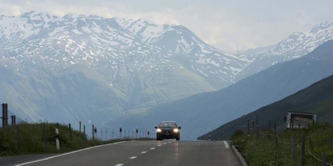 Die Straße durch den Oberalppass in der Schweiz