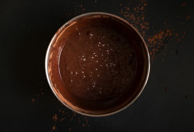Rezept für Brownie mit Kakao und Frischkäse: Kombinieren Sie die resultierende Masse mit gesiebten trockenen Zutaten