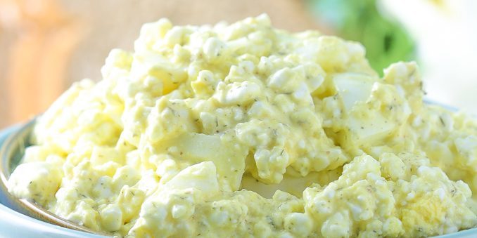 Salat mit Eiern und Käse