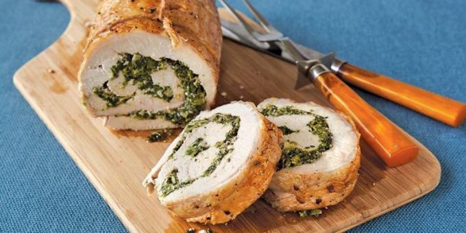 Schweinefleisch im Ofen: Schweineroulade mit Spinat und Käse auf einem Bett von Gemüse