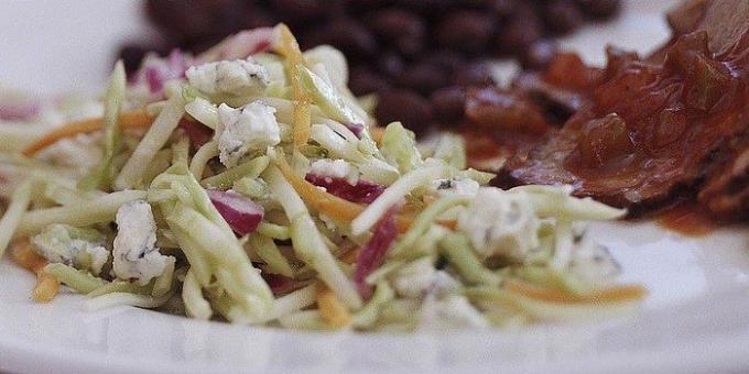 Salat mit frischem Kohl, Sellerie und Blauschimmelkäse