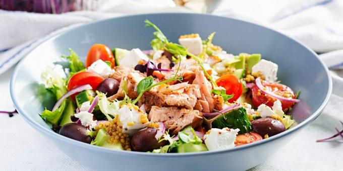Griechischer Salat mit rotem Fisch