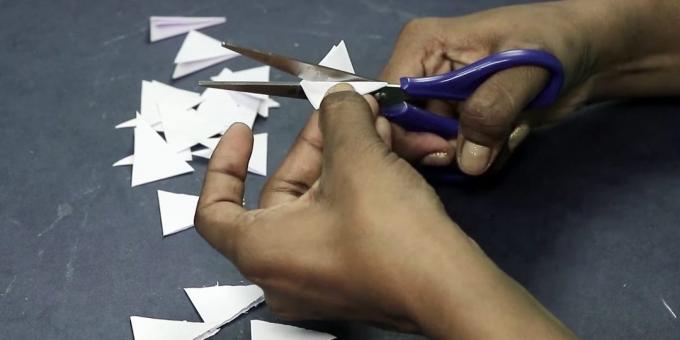 Geburtstagskarte mit Ihren eigenen Händen: Cut Dreiecken aus dem weißen Papier