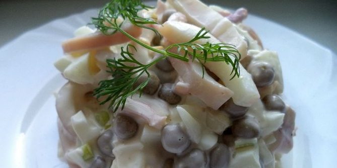 Salat mit Erbsen und Tintenfisch