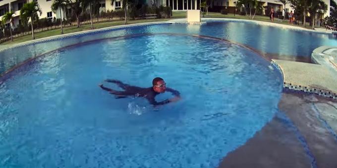 Wie ein Kind zu schwimmen lehren: es notwendig ist, abstoßen und bewegen