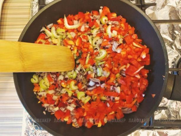Sloppy Joe Burger Rezept: Senden Sie gehackten Sellerie, Zwiebeln und Paprika zum Kochen