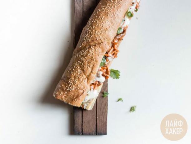 Das fertige Ban Mi Sandwich kann ganz oder in kleinere Stücke geteilt gegessen werden