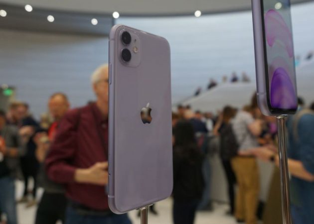 11 iPhone in der lila Färbung