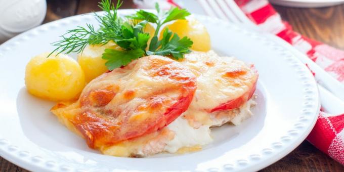 Rosa Lachs im Ofen mit Tomaten und Käse: ein einfaches Rezept