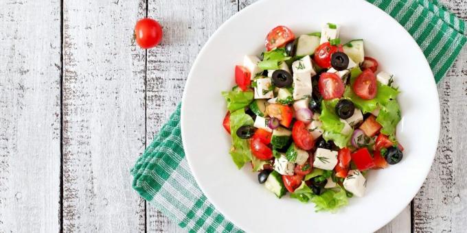 Griechischer Salat mit Käse